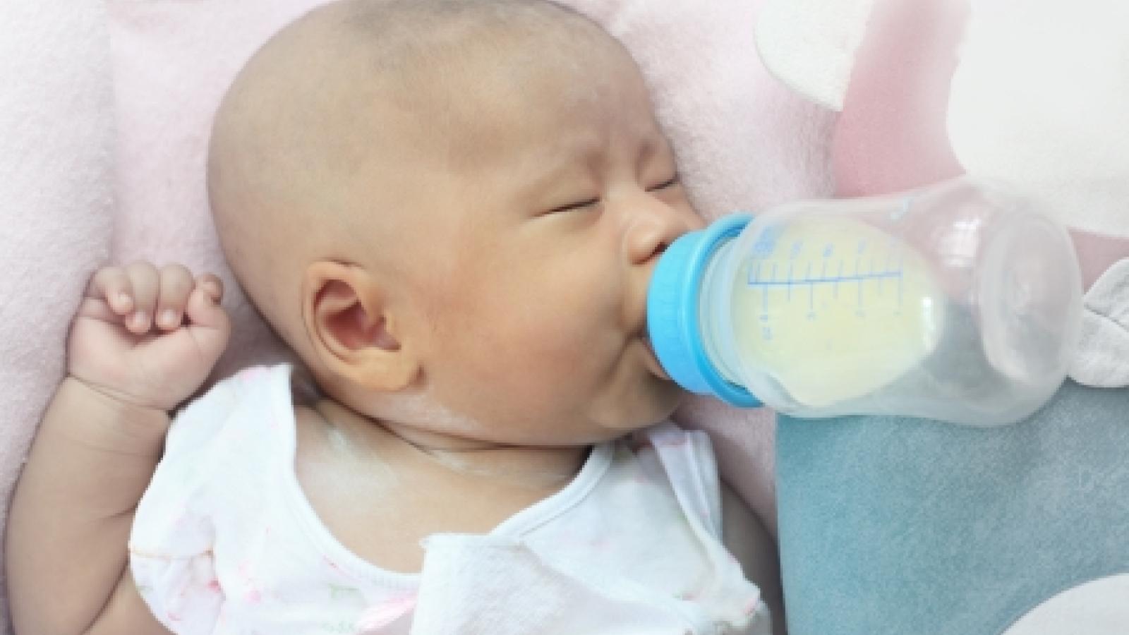 infant.breast.feed_.jpg