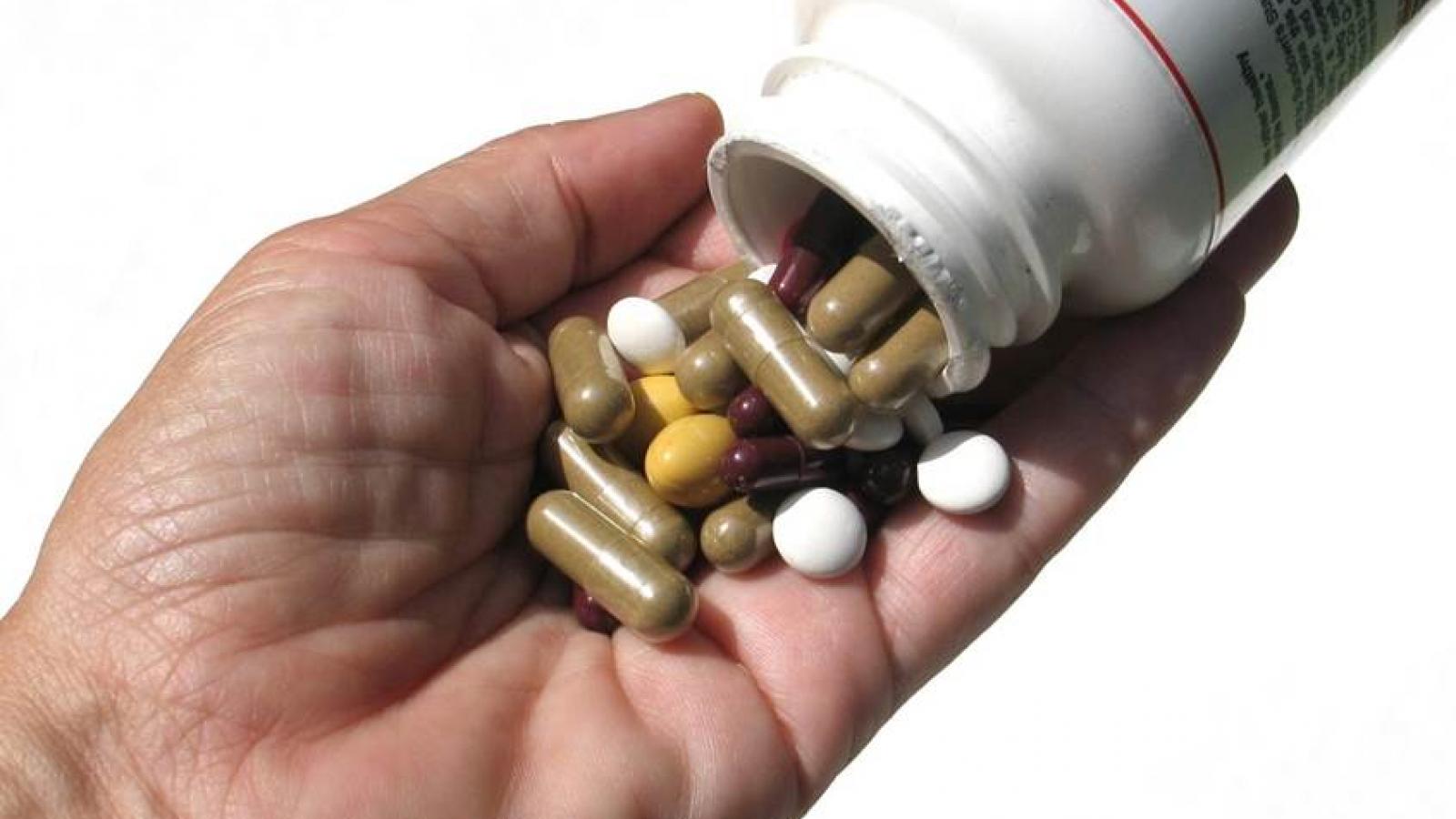 pills.bottle.hand__0.jpg